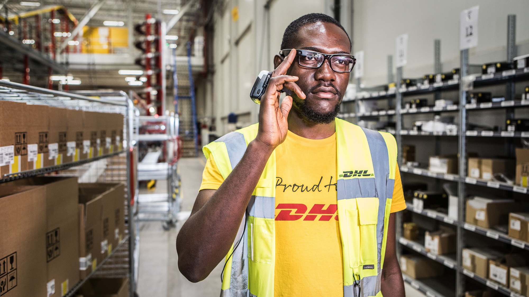یک کارمند شرکت dhl در انبار کالا-هو ش مصنوعی و مدیریت انبار