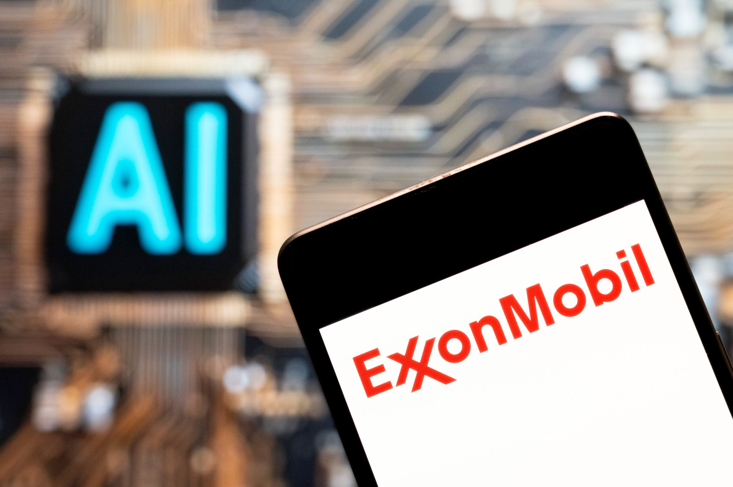 نوشته EXXON MOBIL روی یک موبایل و نماد هو شمصنوع یدر دورتر-AI-OIL