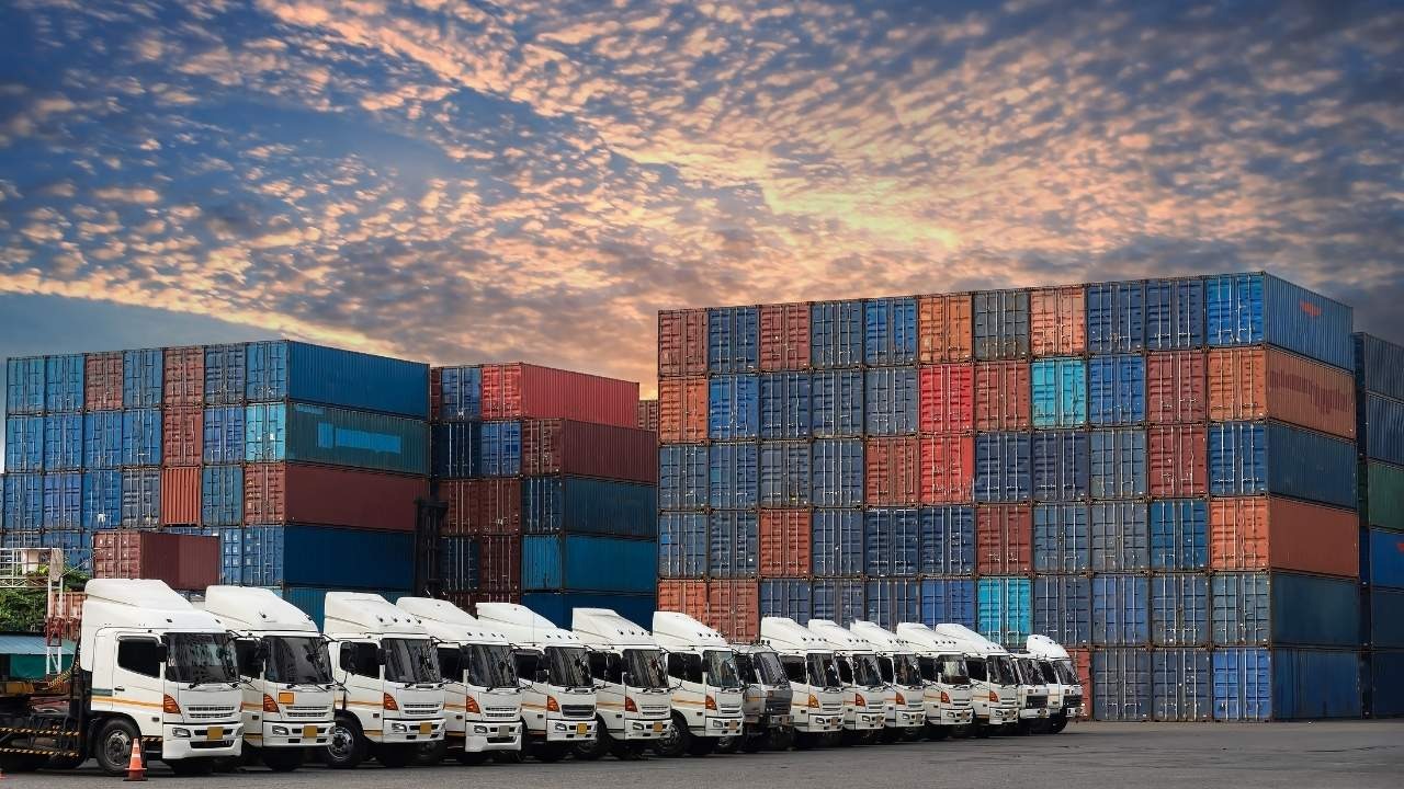 چند کامیون و کانتینرهای پشت آن- مدیریت لجستیک