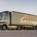 یک کامیون با عبارت تحویل به موقع-لجستیک بهنگام