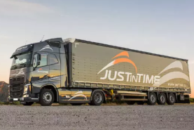 یک کامیون با عبارت تحویل به موقع-لجستیک بهنگام