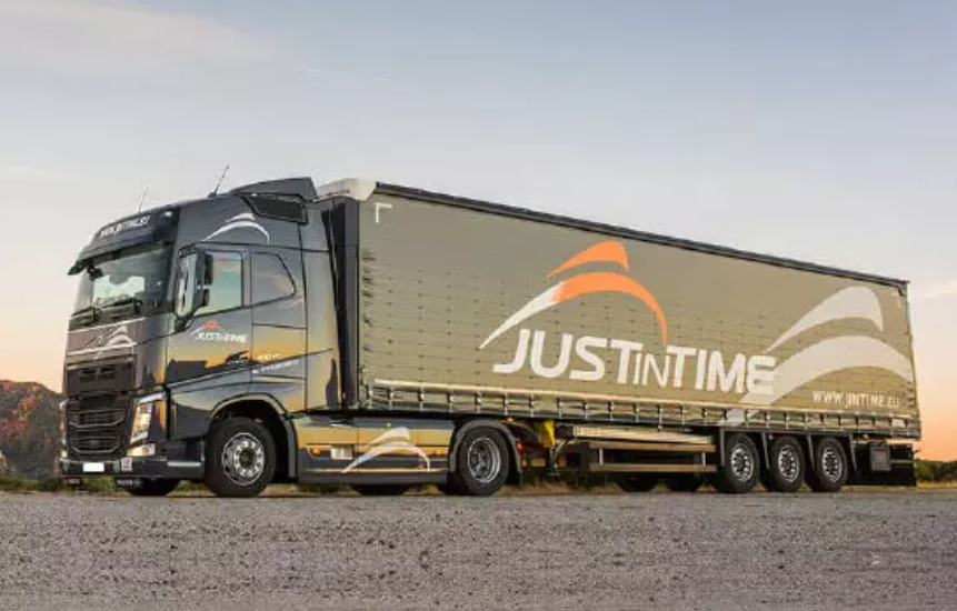 یک کامیون با عبارت تحویل به موقع-لجستیک بهنگام