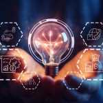 دو دست که یک لامپ را گرفته‌اند-برنامه ریزی لجستیک