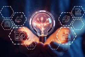 دو دست که یک لامپ را گرفته‌اند-برنامه ریزی لجستیک