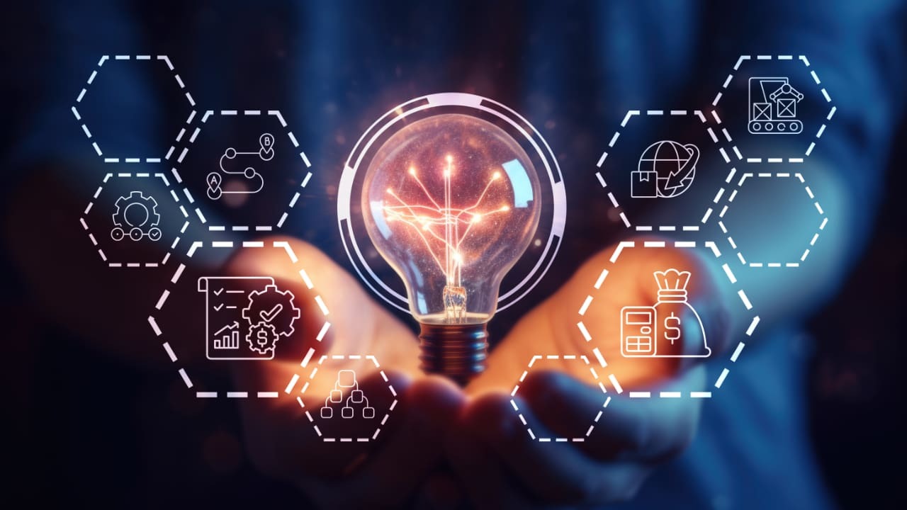 دو دست که یک لامپ را گرفتهاند-برنامه ریزی لجستیک