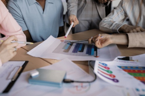 چند نفر در حال نشان دادن کاغذ به یکدیگر-logestic-plan