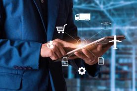 فردی در حال محاسبه با لپ تاپ-تحول دیجیتال در لجستیک