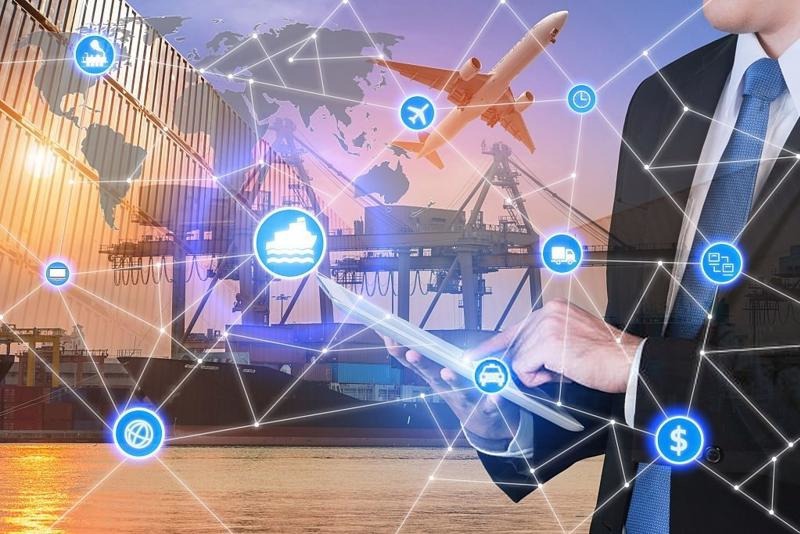 فردی در حال محاسبه دیجیتال و شکل هواپیما در پس زمینه-digital-logestic