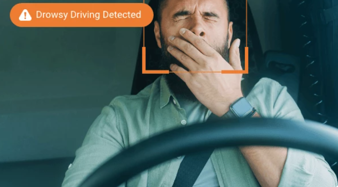 فردی در حال خمیازه کشیدن حین رانندگی-dash-cam