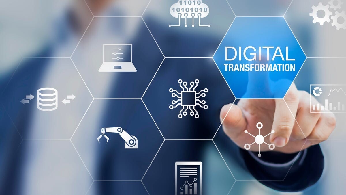 فردی در حال لمس صفحه دیجیتالی-digi-transform