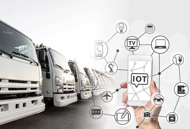 چند کامیون و موبایل که روی آن iot نوشته شده-مدیریت هوشمند ناوگان