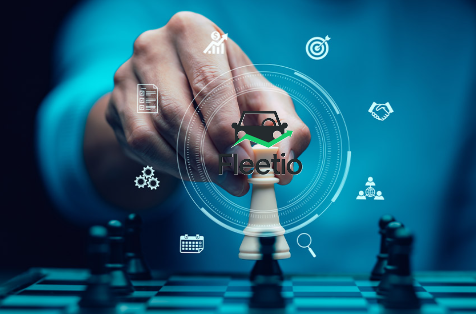 مردی در حال شطرنج بازی کردن و لوگوی فیلیتیو- شرکت fleetio