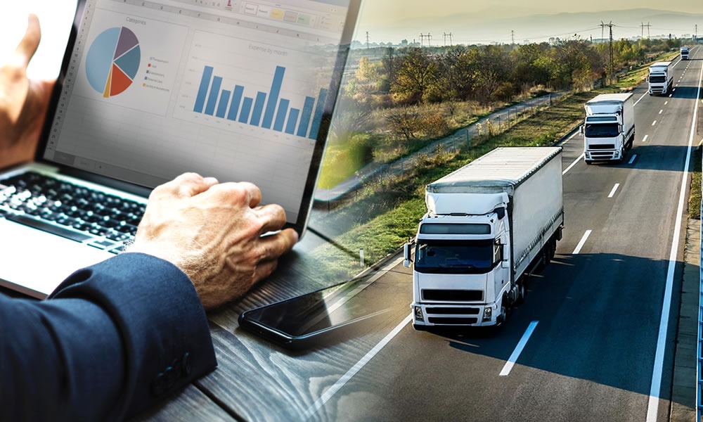 فردی در حال مشاهده نمودار ستونی پشت لپتاپ- بهینه سازی ناوگان